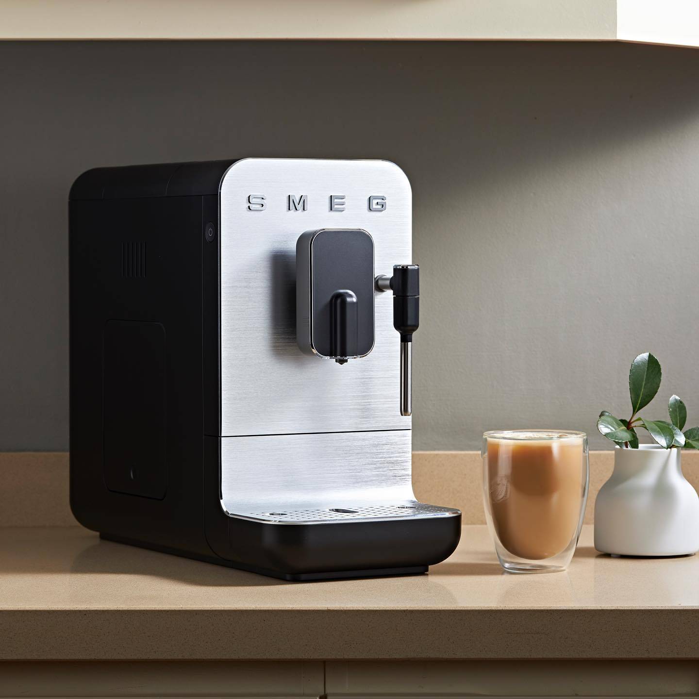 Smeg 50’s Retro Style BCC02 Automatic Espresso Coffee Machine with Grinder and Milk Frother (Red
